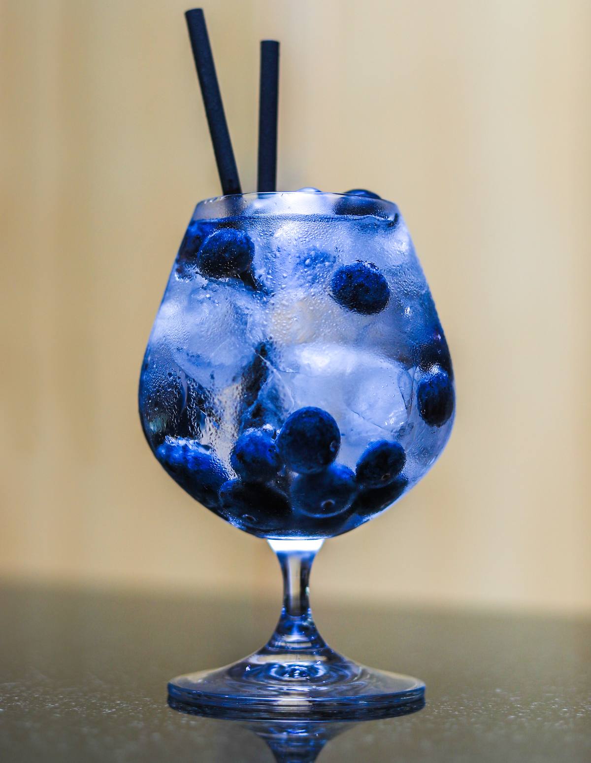 Black compostable Euro Straws in a gin cocktail